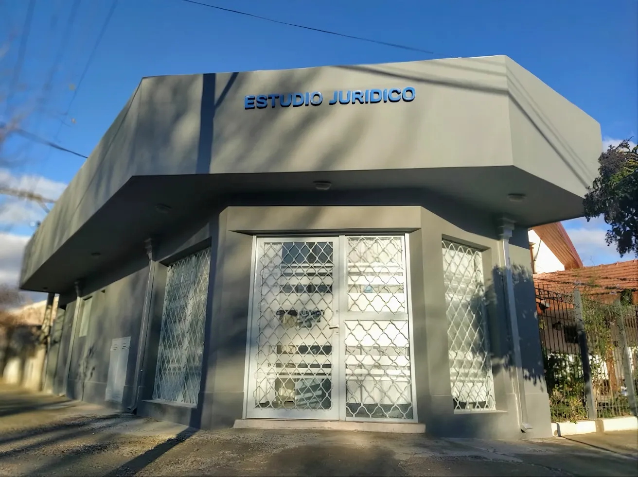 Fachada del estudio M.G.S. Abogados-Mediadores en General Roca, Río Negro